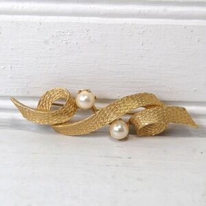 Lisner Brooch Vintage gold-tone & pearl pin jewelry‎ Signed Formal Accessory